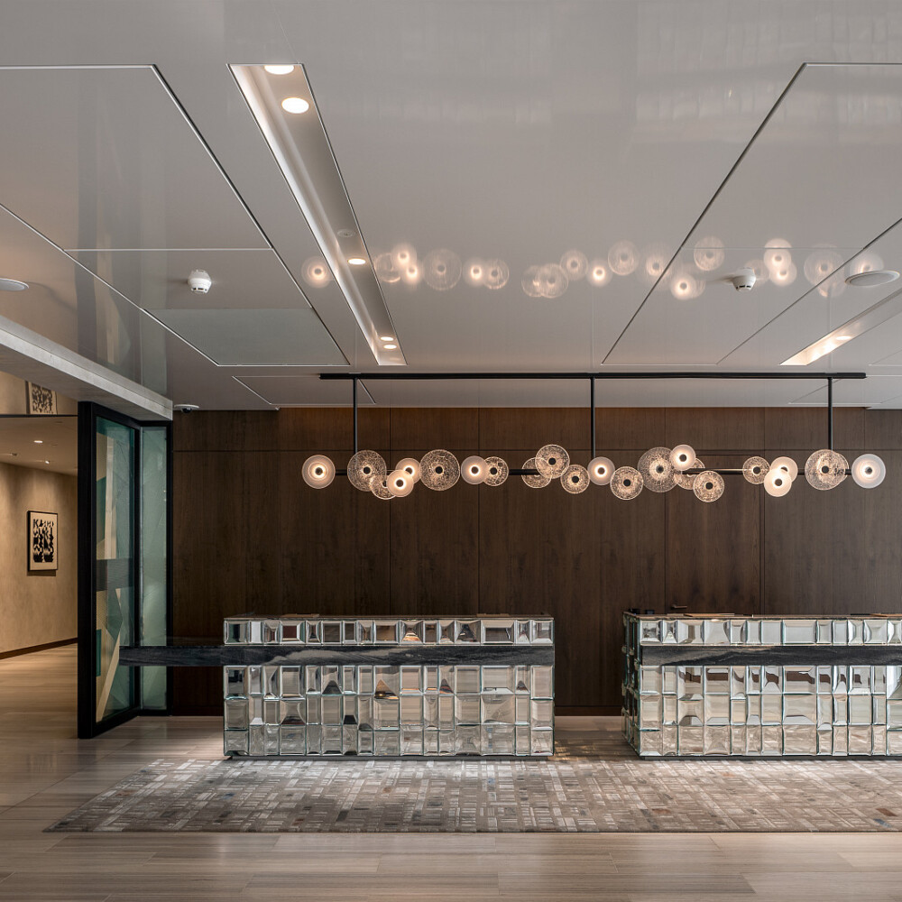 Fairmont Golden Prague – vstupní lobby s recepcí a barem